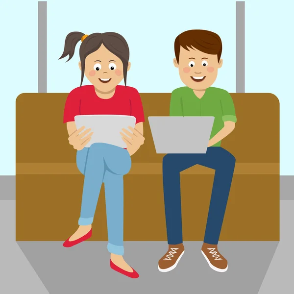 Tonåring pojke och flicka sitter tillsammans på soffan tittar på sin laptop och tablett att skriva. — Stock vektor
