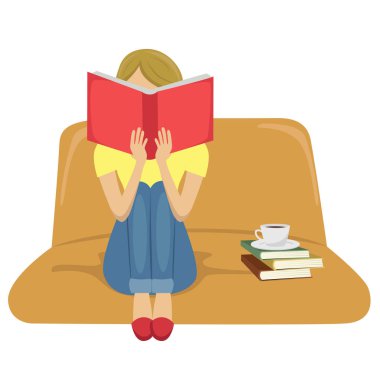 Genç kadın kanepe üzerinde kitap yığını çay ile oturup kitap okuma