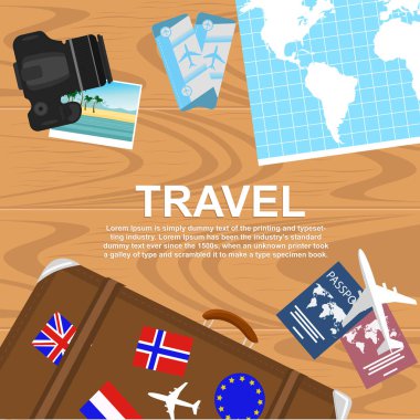 Yolcuları masaüstü bavul, pasaport, harita, kamera, resim, Bilet ile. Üstten Görünüm