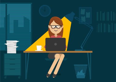 Geceleri ofis masa başında oturan genç kadın