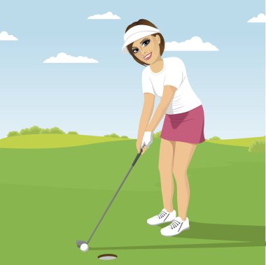 Genç kadın oynarken golf yeşil kursunda koyarak atış hazırlanıyor