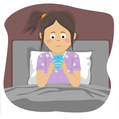 Genç kız yatakta geceleri oturup smartphone kullanır