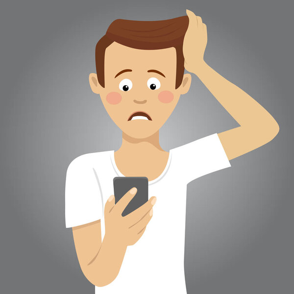 Молодой обеспокоенный мужчина со смартфоном получил плохое сообщение
