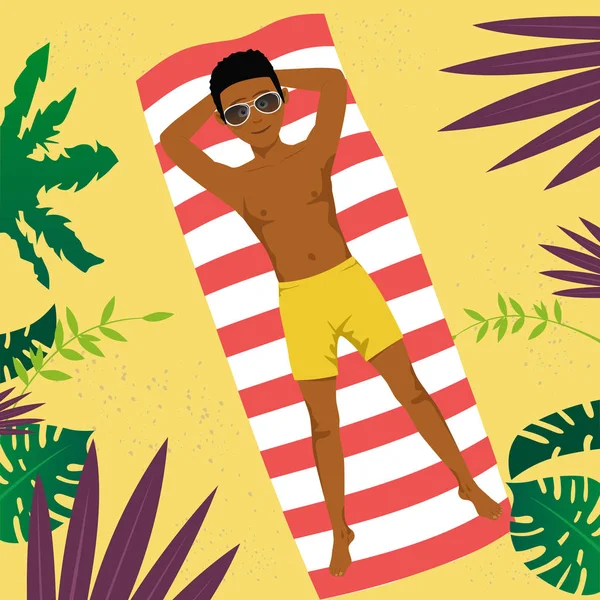 Um jovem afro-americano deitado numa toalha na praia tropical. Vista superior — Vetor de Stock