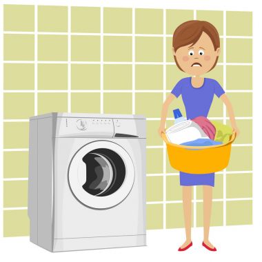 Mutsuz Havzası ile çamaşır makinesi yanında duran genç kadın kirli giysileri ile dolu