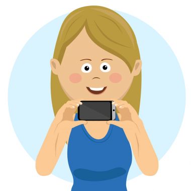 Sevimli kadın onun smartphone ile fotoğraf çekimi