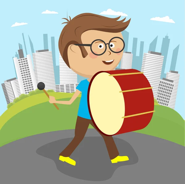 Милый веселый мальчик, играющий на барабане, марширует по улице — стоковый вектор