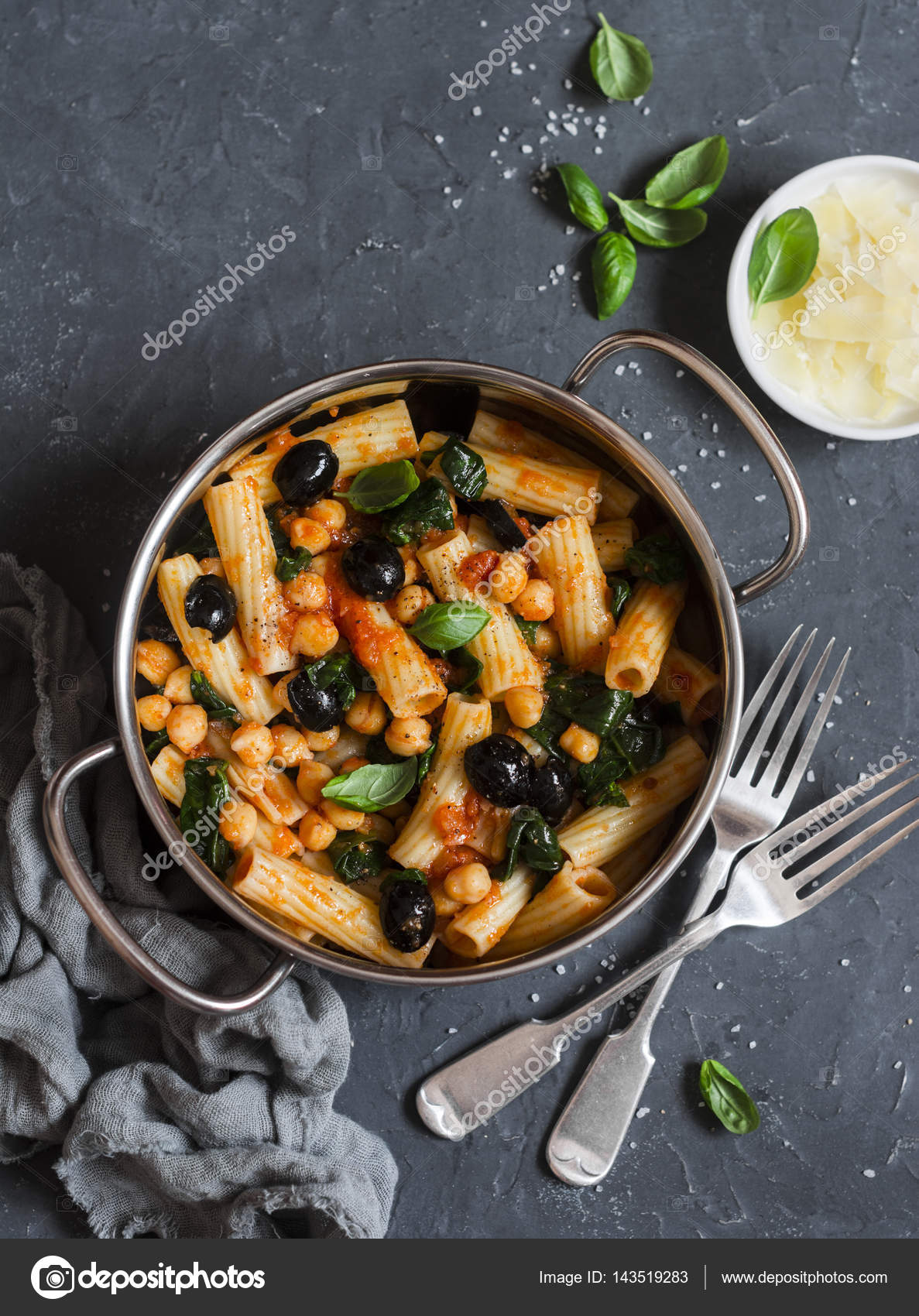 Паста Ригатони с горохом, шпинатом и оливками в томатном