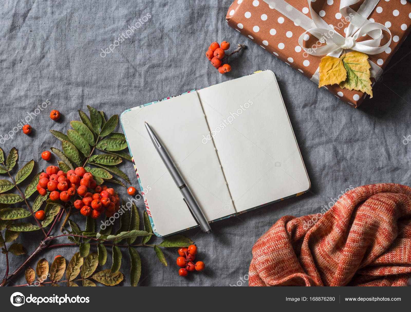 秋の静物 空白の空のメモ帳 アッシュベリー 灰色の背景は 平面図に手作りの贈り物 本文の空きスペース 居心地の良いホーム コンセプト ストック写真 C Okkijan