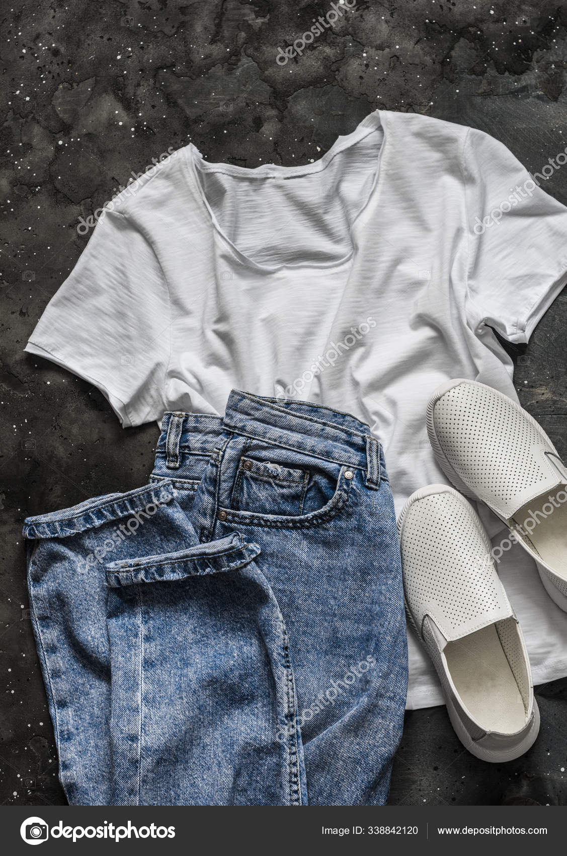 mom jeans and white t shirt