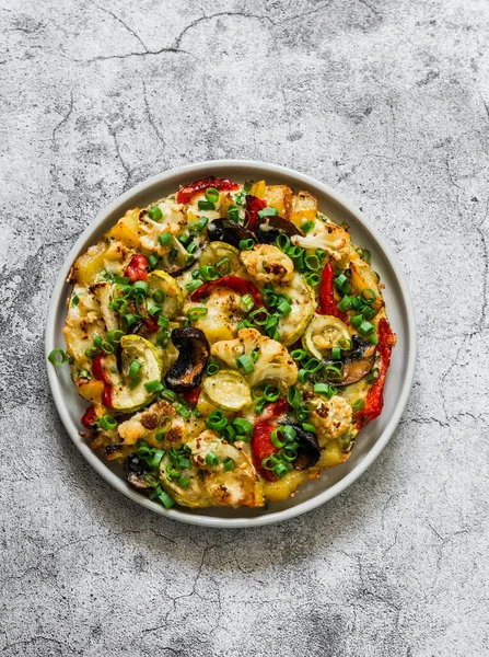 Roasted vegetables frittata - delicious appetizer, tapas, snack, breakfast on a grey background, top view. Cauliflower, bell peppers, mushrooms, zucchini, potatoes, eggs, cheese casserole — Stock Image Roasted Vegetables Frittata Delicious Appetizer Tapas Snack Breakfast Grey Background Stock Picture