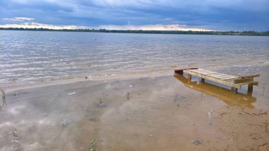 Fırtınadan önce terk edilmiş kumsal
