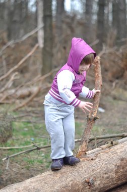 Bahar ormandaki küçük kız