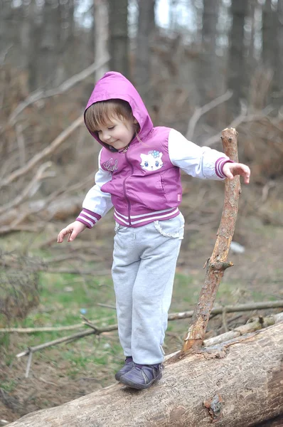 Bahar ormandaki küçük kız