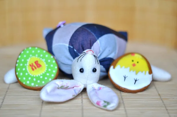 Leksak bunny med pepparkakor påskägg — Stockfoto