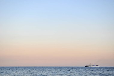 Arka plan için sakin bir denizde yalnız tekne