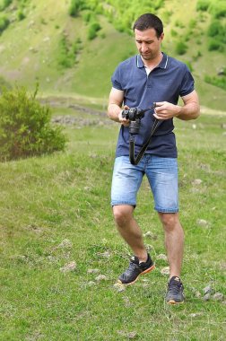 Adam alarak fotoğraf ile fotoğraf makinesi dağlar