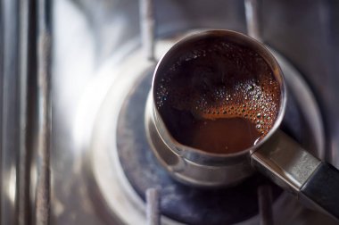 ocakta kaynayan köpüğü ile kahve Turk