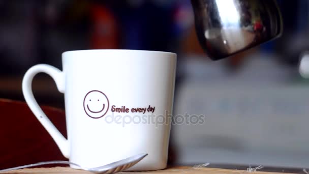Heißen Kaffee in die Tasse gießen — Stockvideo