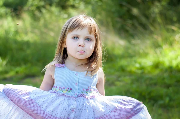 Adorable niña vestida de blanco en el bosque. Forest Nymph. Día soleado — Foto de Stock