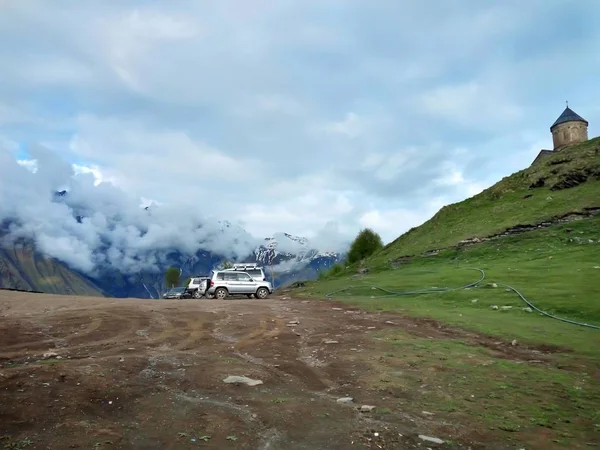 Geländewagen in der Regenzeit auf dem Bergweg — Stockfoto