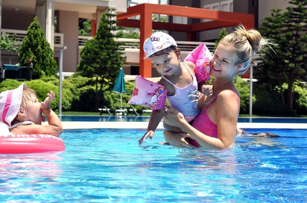 Bebés, familia en la piscina —  Fotos de Stock
