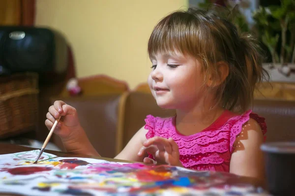 Carino bambina sta disegnando con acquerello nella scuola materna — Foto Stock