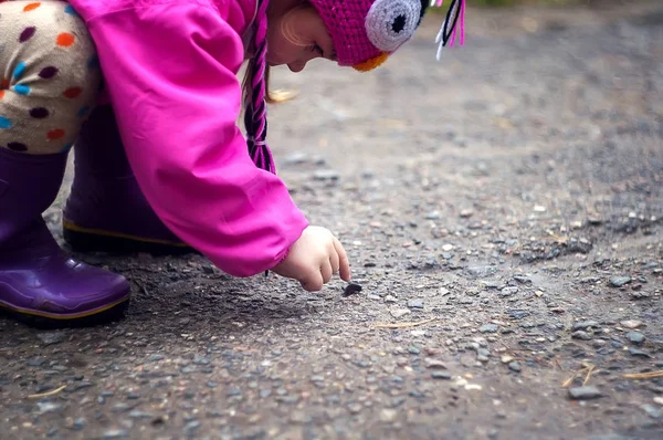 Ein junges Mädchen blickt auf eine schwarze Schwalbenschwanzraupe — Stockfoto