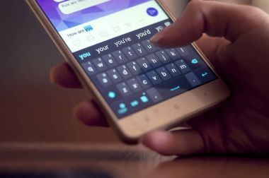 Minsk, Beyaz Rusya - 15 Eylül 2017: kadın el ile smartphone 