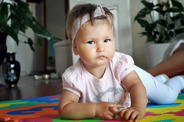 Asiático bebê menina deitado no chão — Fotografia de Stock