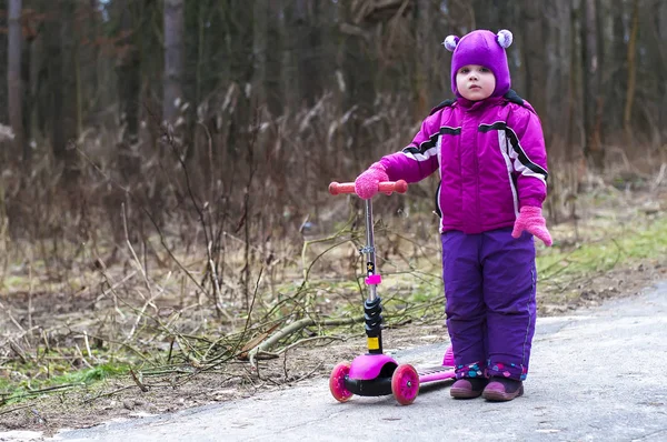 Kleines Mädchen Fährt Winter Auf Roller Park — Stockfoto