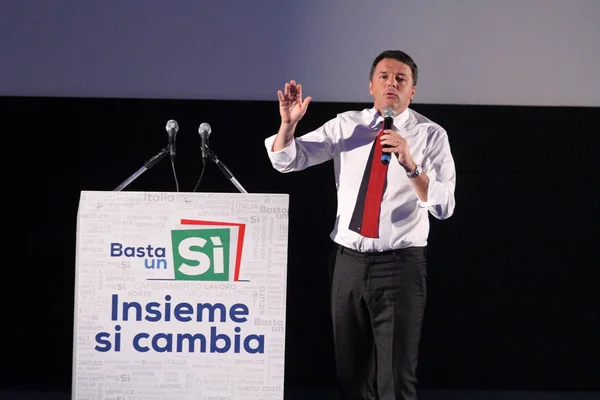 La campaña electoral de Matteo Renzi para el referéndum constitucional — Foto de Stock