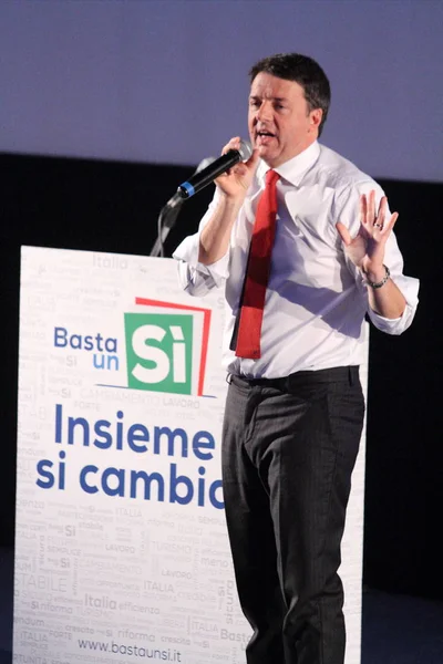 The election campaign of Matteo Renzi for the constitutional referendum — Stock Photo, Image