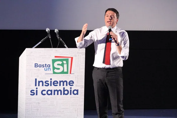 De verkiezingscampagne van Matteo Renzi voor het constitutionele referendum — Stockfoto
