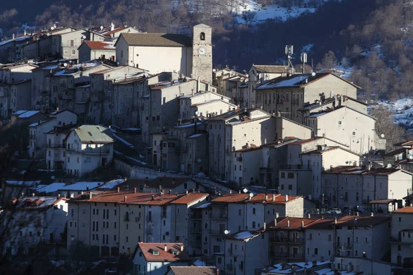 Kar ile Abruzzo Milli Parkı'nda Opi