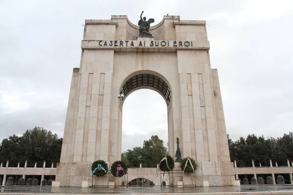 Das Denkmal Für Die Gefallenen Von Caserta Mit Den Aufgelegten — Stockfoto