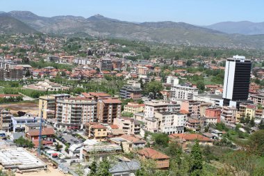 Frosinone, İtalya - 27 Nisan 2013: Ciociaria kentinin panoramik fotoğrafı, eyalet başkenti
