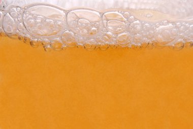 Köpüğe ve bira bardağının kabarcıklarına yaklaş.