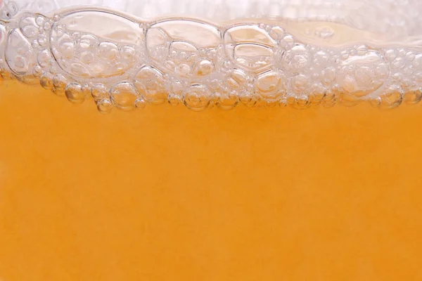 Zárja le a hab és a buborékok a pohár sör — Stock Fotó