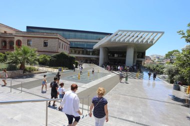 Atina, Yunanistan - 21 Temmuz 2019: Turistlerle dolu yeni Akropol Müzesi 'nin girişi bilet gişesi için kuyruğa girdi