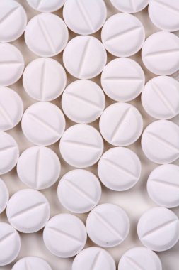 Uyuşturucu ve ilaçlar - beyaz sırt grubunda farklı renk hapları