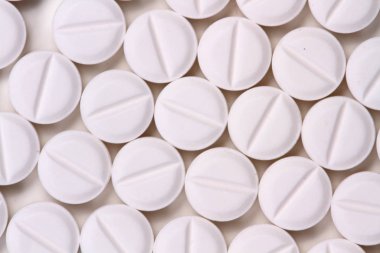 Uyuşturucu ve ilaçlar - beyaz sırt grubunda farklı renk hapları