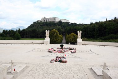 Cassino, İtalya - 18 Mayıs 2011: Polonya savaş askeri mezarlığından görülen Montecassino Manastırı