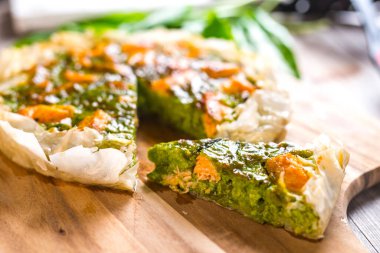 Somon, ramson ve yumuşak peynir pasta