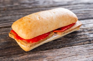 Domuz rostosu ve sebzeli sandviç