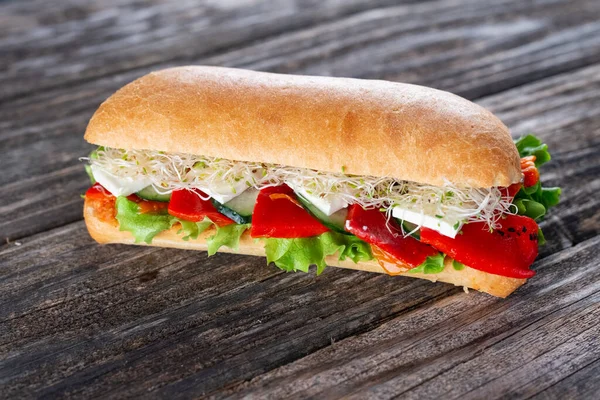 Peynirli sandviç, sebze ve lahanalı.