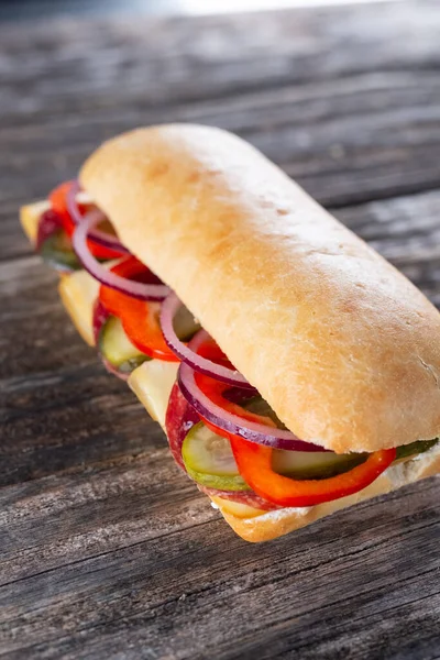 Salamlı ve peynirli sandviç.