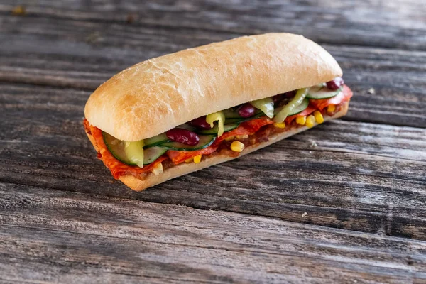 Salamlı Sebzeli Sandviç — Stok fotoğraf