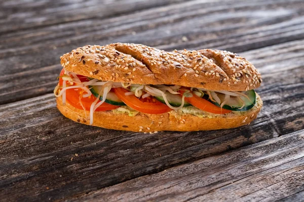 Panino Vegetariano Con Pomodoro Cetriolo Germogli — Foto Stock