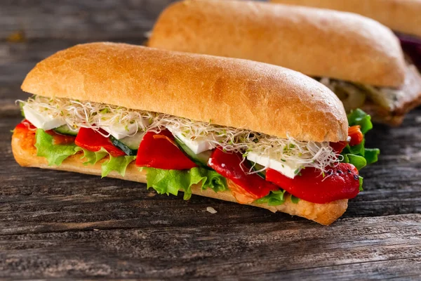 Sebzeli ve peynirli sandviç